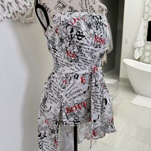 New York & Company Black and White Text Print Fabric Sleeveless High Low Top